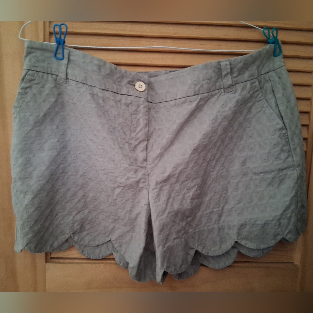crown & ivy Light Gray Scalloped Hem Textured Shorts
